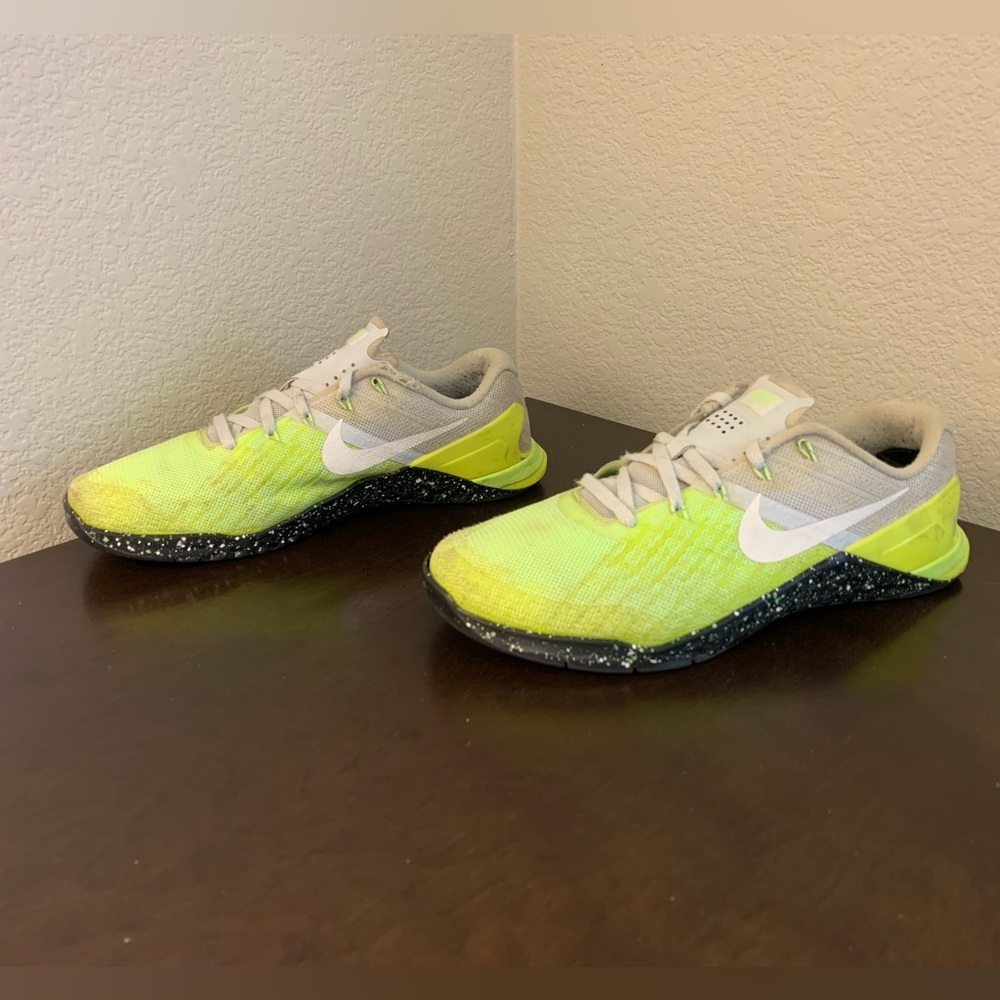 Nike Metcon 3 Cross Training Pure Platinum Volt 852928-006 WomenSize 7.5 Beaters